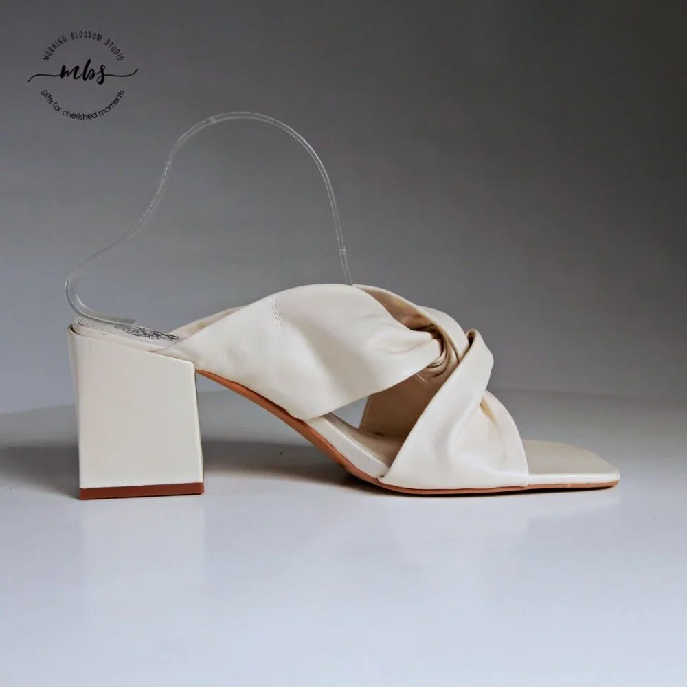 NWT Vince Camuto Jenabie‎ Leather Block Heel Sandals Cream Women 11